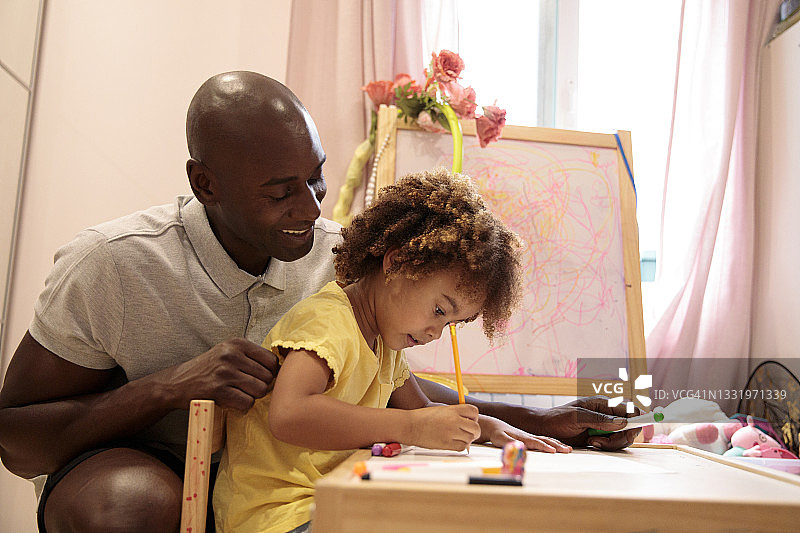 父母在家辅导女儿作业图片素材