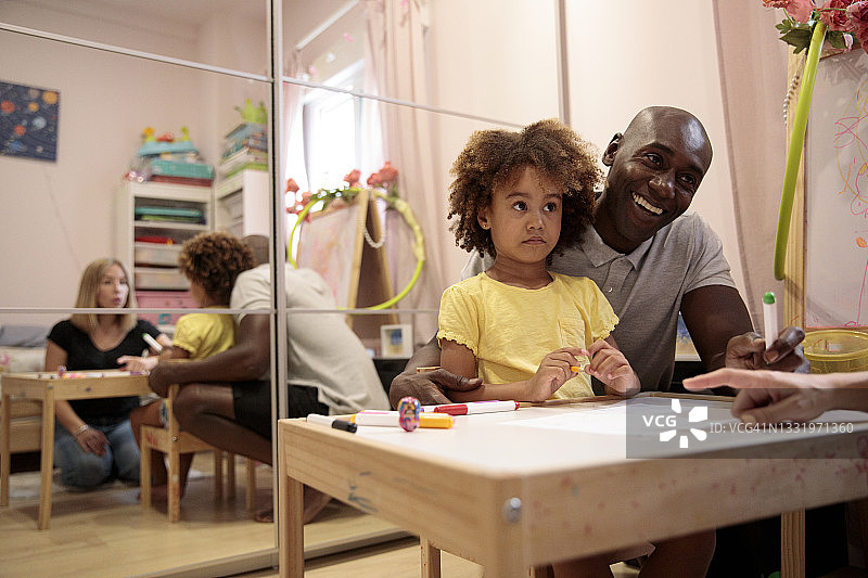 父母在家辅导女儿作业图片素材