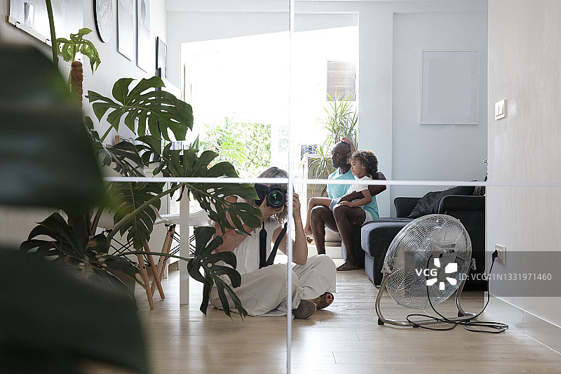 女人自拍，男人和女儿在客厅里图片素材