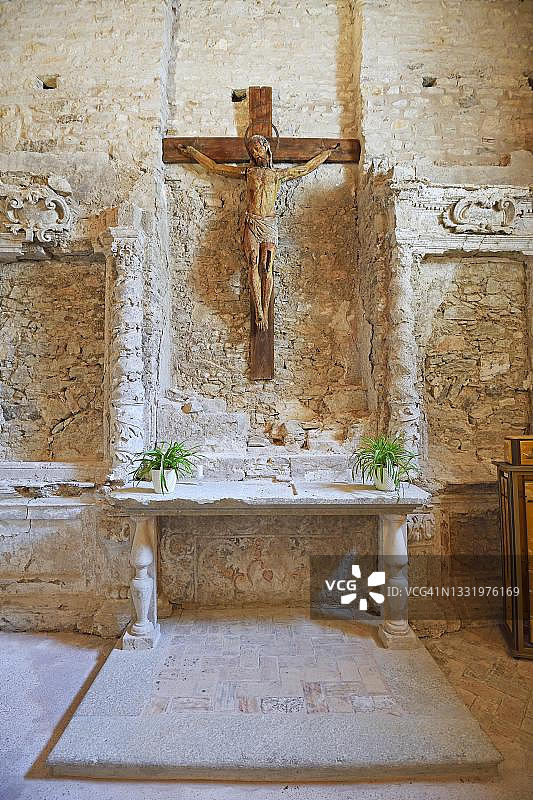十字架与圣坛 - 意大利西西里埃里切圣朱利亚诺教堂，11世纪图片素材