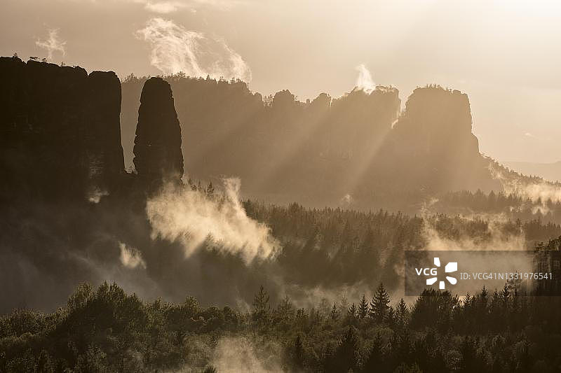 从牛棚望向清晨薄雾中的阿芬施泰因，易北河砂岩山脉，萨克森瑞士国家公园，德国萨克森图片素材