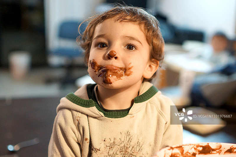 儿童吃巧克力图片素材