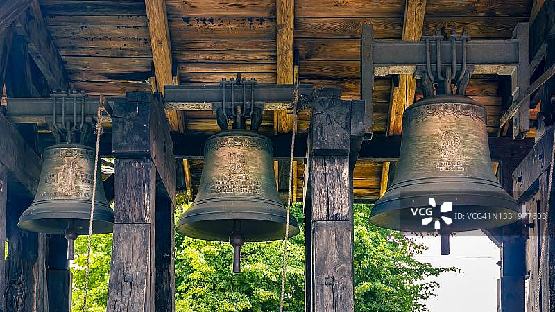 波兰米洛拉兹村庄里，钟楼上悬挂着四个大小不一的钟图片素材