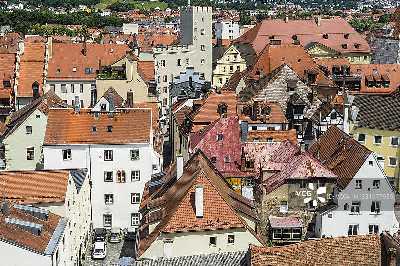 从德国巴伐利亚州圣三一教堂塔楼俯瞰联合国教科文组织世界遗产雷根斯堡图片素材