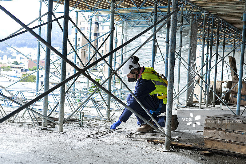 负责施工的拉美裔男子正在工作中图片素材