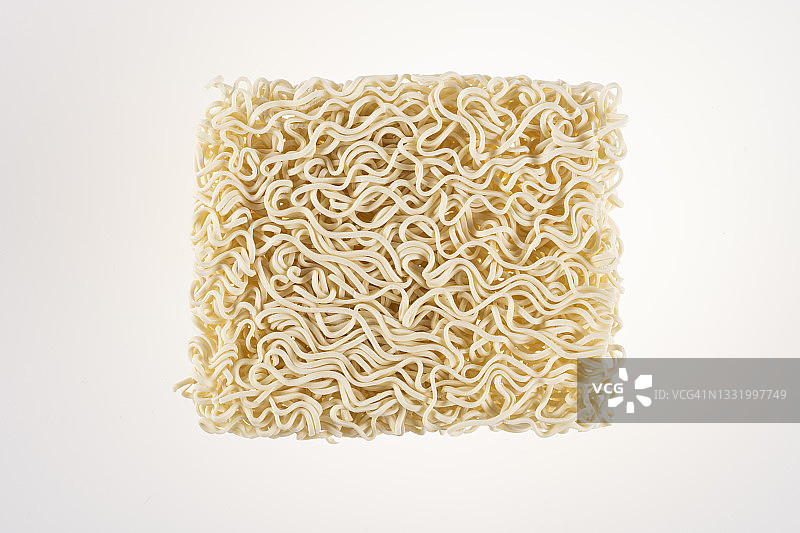 白色背景下的生拉面面条图片素材