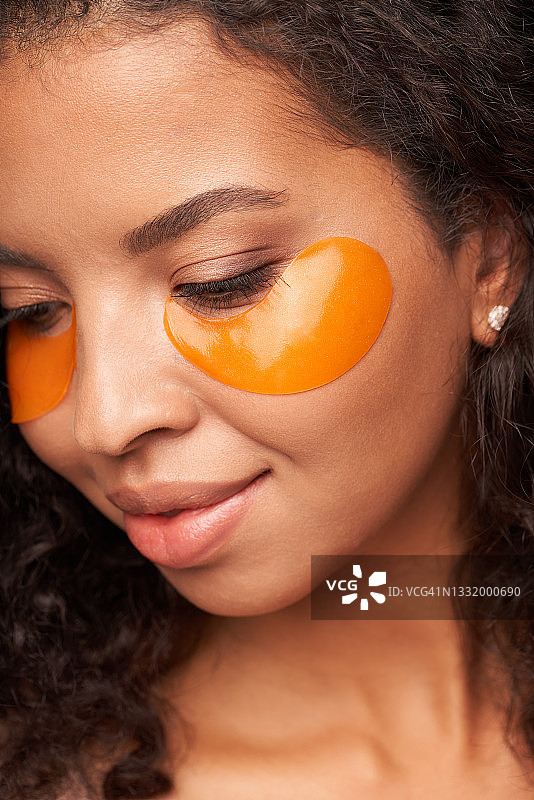 戴着橙色眼罩的混血女人肖像图片素材