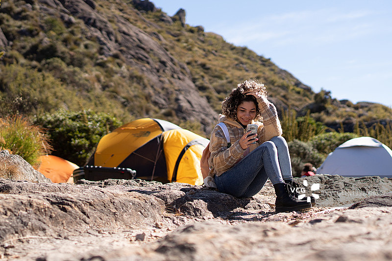 青少年在冬季的山上使用智能手机图片素材