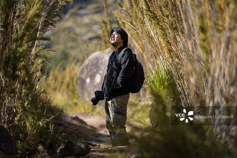 亚洲男人探索冬季群山图片素材