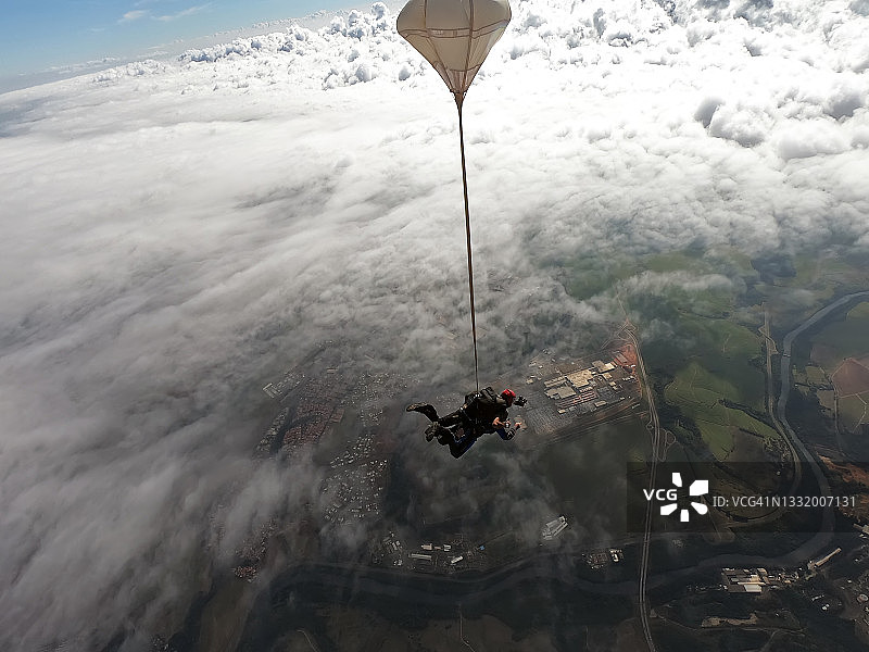 云端双人跳伞图片素材