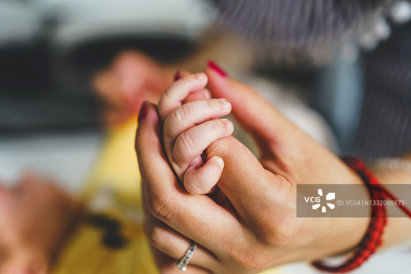 婴儿拉着妈妈的手图片素材