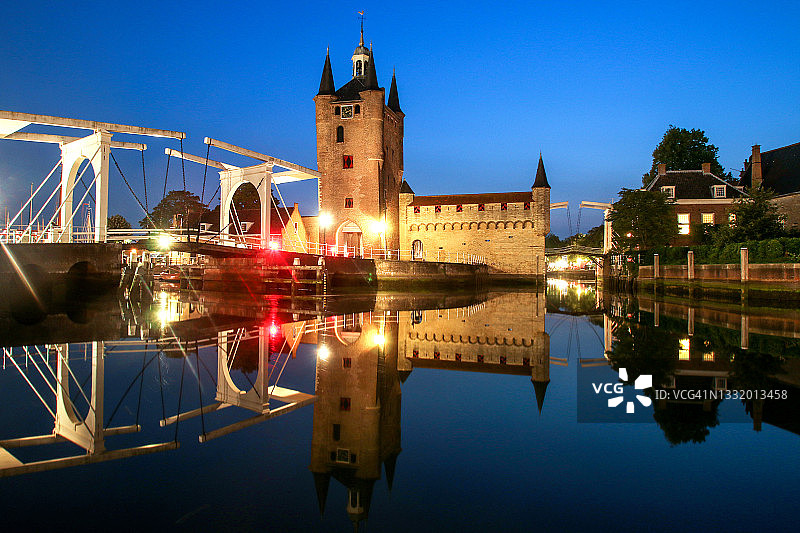 荷兰泽兰省齐里克泽的吊桥和城门（晚间）图片素材