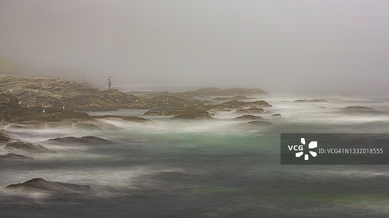 雾中的渔民图片素材
