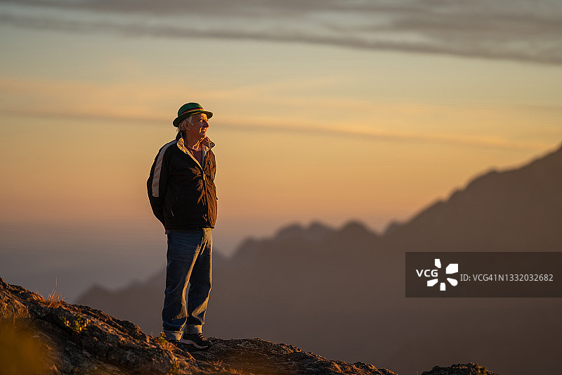 年长的男人眺望山峰图片素材