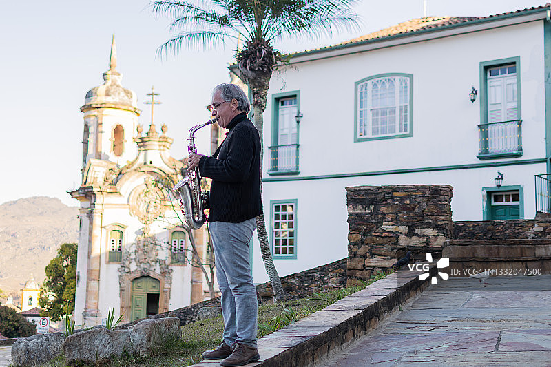 音乐家演奏萨克斯管的肖像图片素材