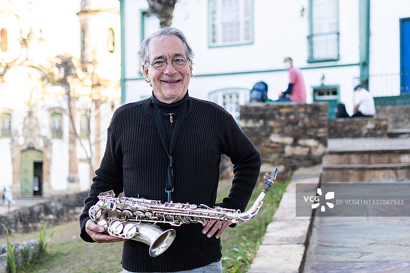 音乐家演奏萨克斯管的肖像图片素材