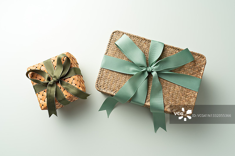 环保稻草和藤条礼品盒图片素材