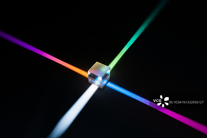 折射彩色霓虹灯的棱镜图片素材