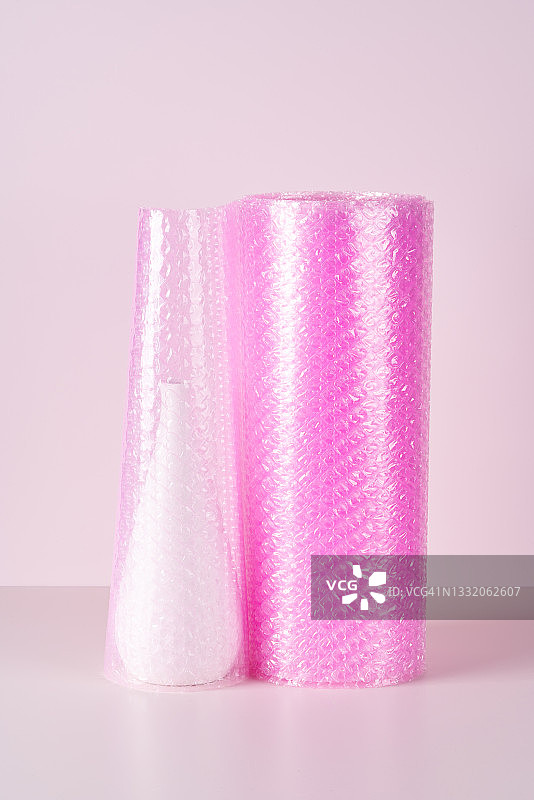 用气泡膜包裹的易碎花瓶图片素材