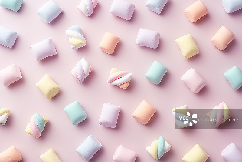 粉色背景上的彩色棉花糖图片素材