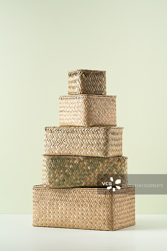 从大到小堆叠的草编箱子图片素材