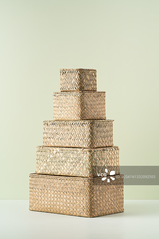 堆叠成金字塔形状的编织草盒图片素材