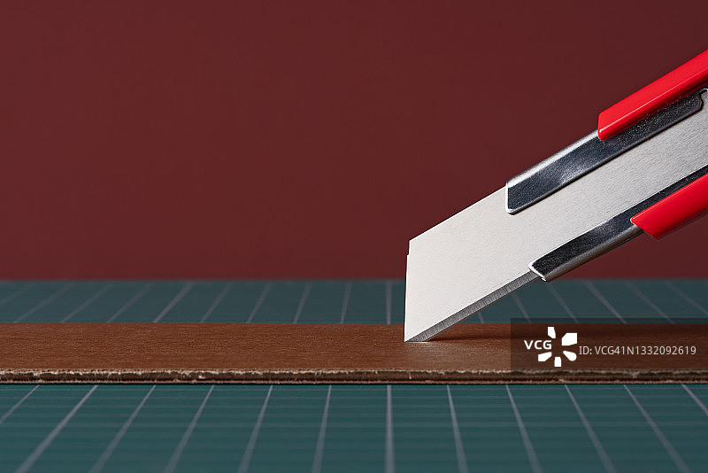 在切割垫上用美工刀切割纸板图片素材