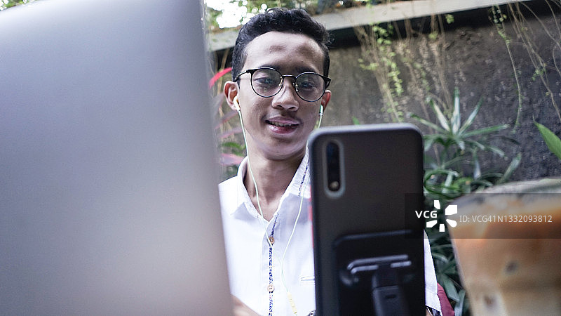 亚洲青少年用智能手机进行视频通话图片素材