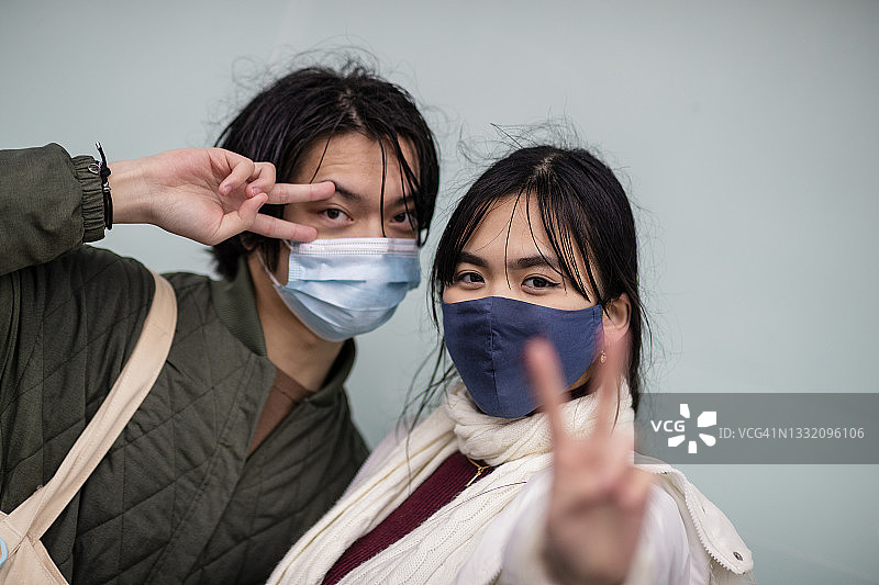 快乐的年轻菲律宾夫妇图片素材