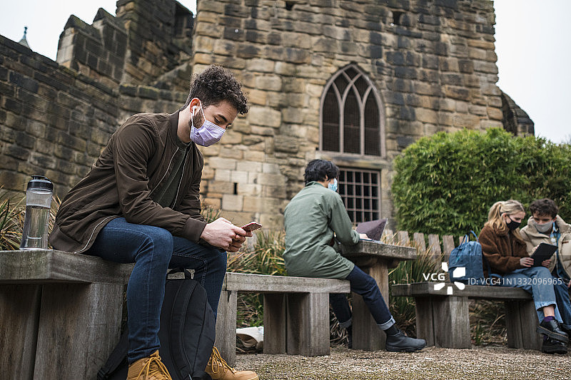 在公共区域放松学习图片素材