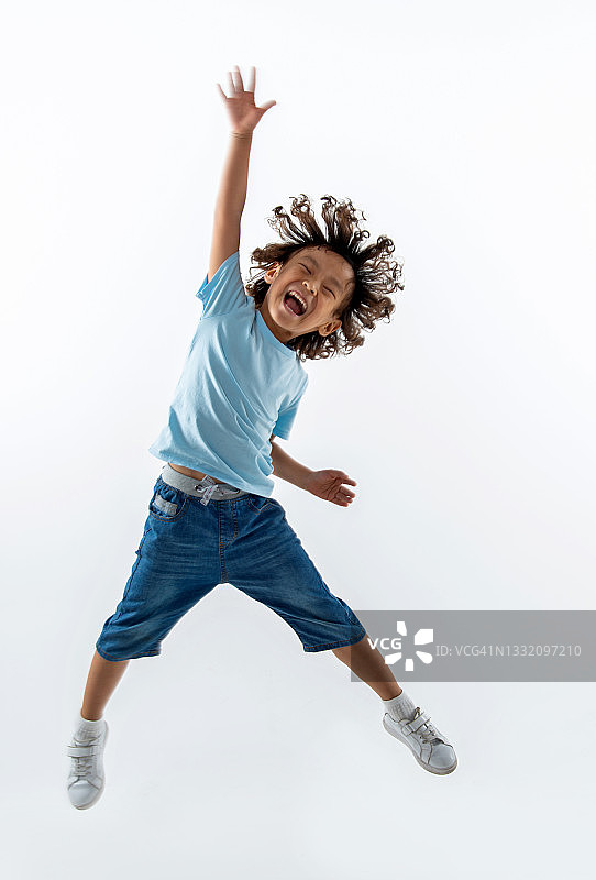 在白色背景上跳跃的小男孩图片素材