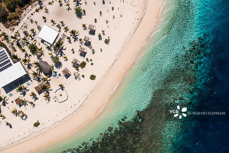 俯视：印度尼西亚弗洛勒斯岛上的塞博隆岛图片素材