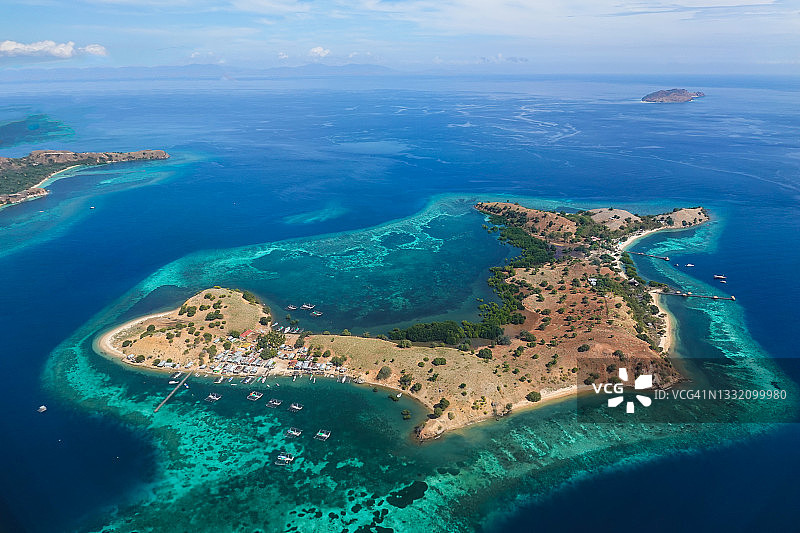 印度尼西亚拉布安巴霍附近弗洛勒斯岛的塞拉亚岛图片素材
