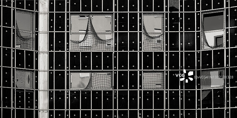 在建建筑物中的倒影图片素材