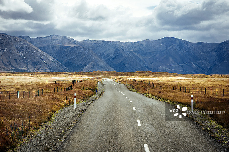 通往新西兰奥豪山脉的偏远乡村公路图片素材