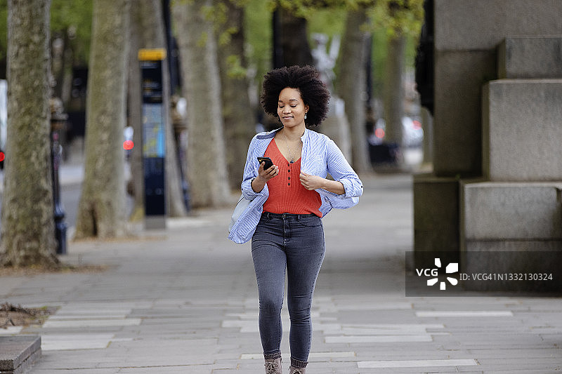 在城市里四处逛逛图片素材