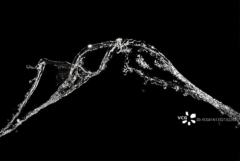 黑色背景上的水柱与水花图片素材