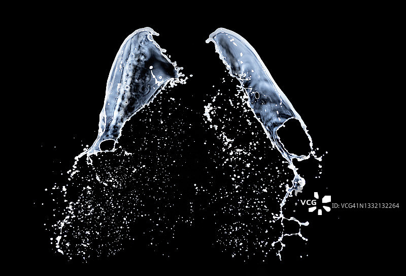 黑色背景上的牛奶飞溅和滴落图片素材