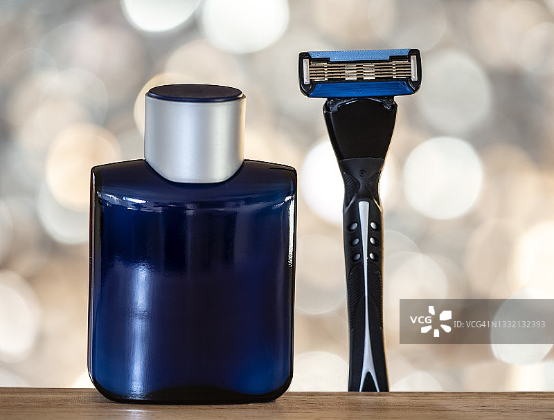 彩色背景上的剃须液和剃须刀片特写图片素材