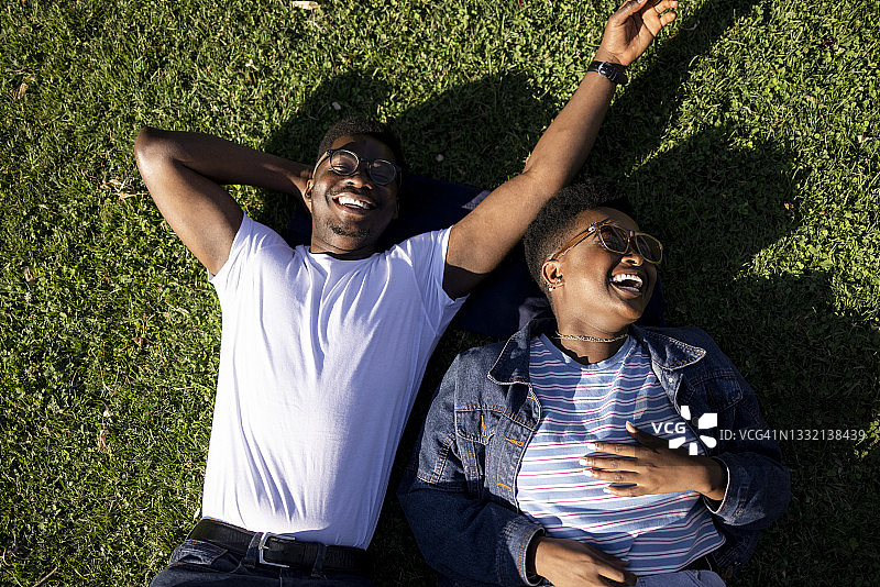 一对快乐的年轻非裔美国夫妇在户外休闲的俯视图图片素材
