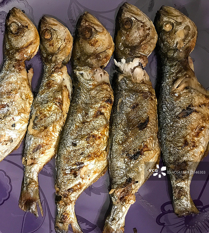 烤整条蓝鱼图片素材