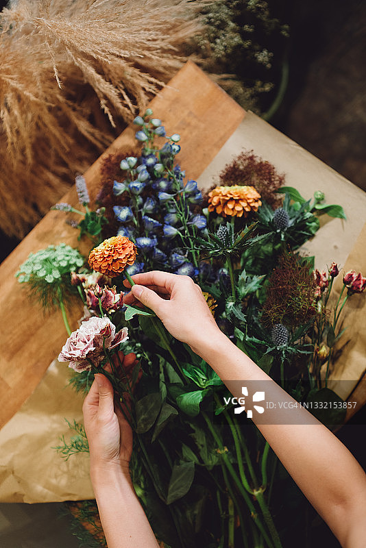 花艺师在店内制作花束图片素材
