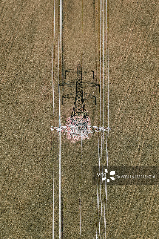 英国南安普顿：无人机拍摄的田野中的电力铁塔及其阴影图片素材