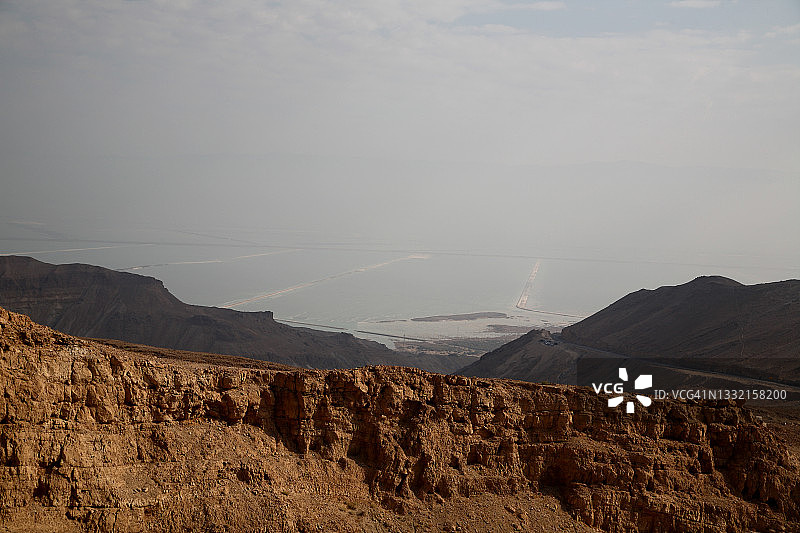 从朱迪亚沙漠看到的死海南部蒸发池图片素材