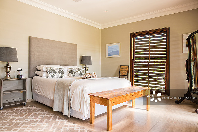 舒适的民宿双人卧室图片素材