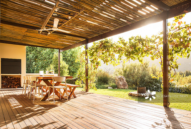 阳光明媚的午后，乡村庭院中的桌椅图片素材