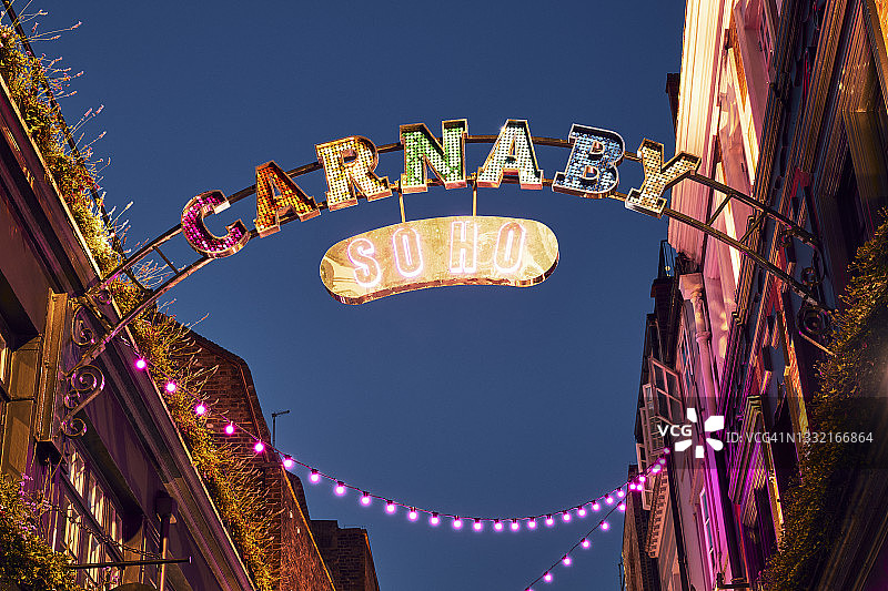 夜晚的伦敦卡纳比街图片素材