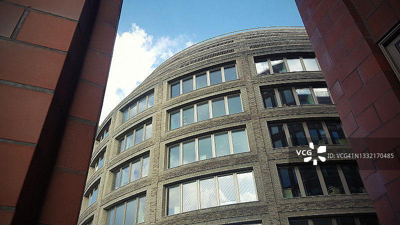 德国柏林米特区弯曲的办公楼图片素材