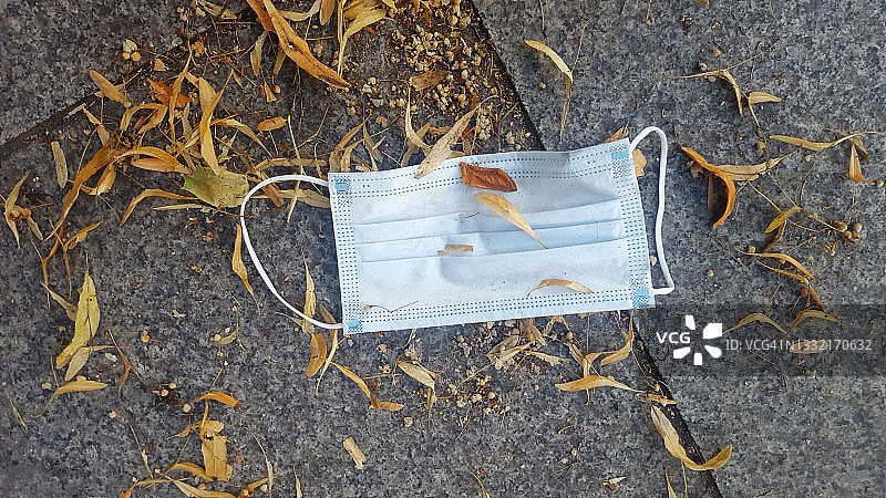 丢弃在地上的废弃防护口罩图片素材