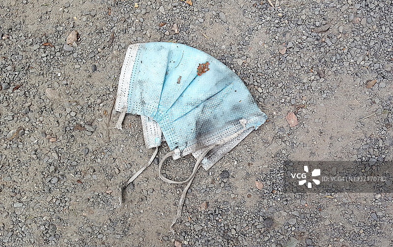 丢弃在地上的废弃防护口罩图片素材